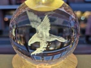 Glazen bol met lampje: adelaar