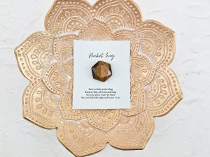 Pocket hug: little pocket hug (tijgeroog)