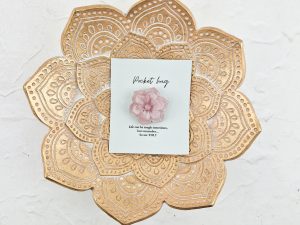 Pocket hug: life can be tough (rozenkwarts)