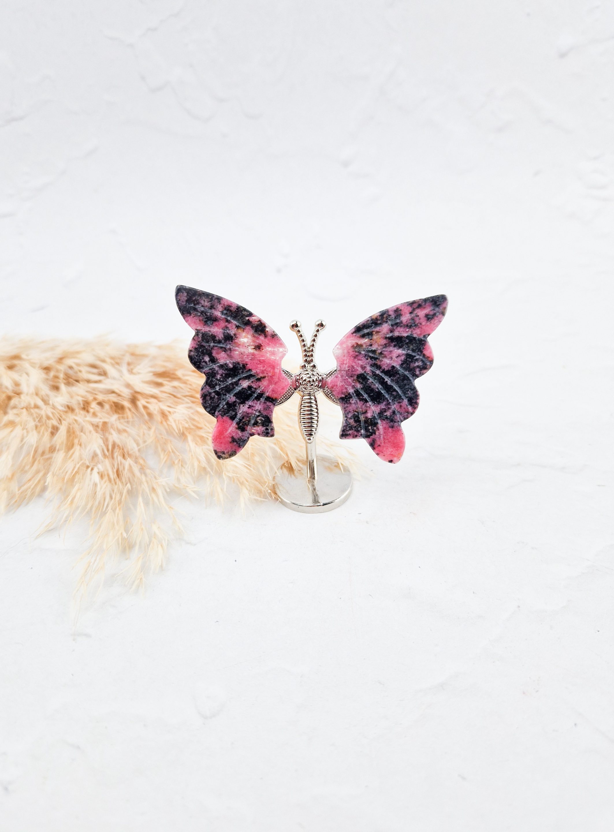 Vlindertje op standaard (rhodoniet)