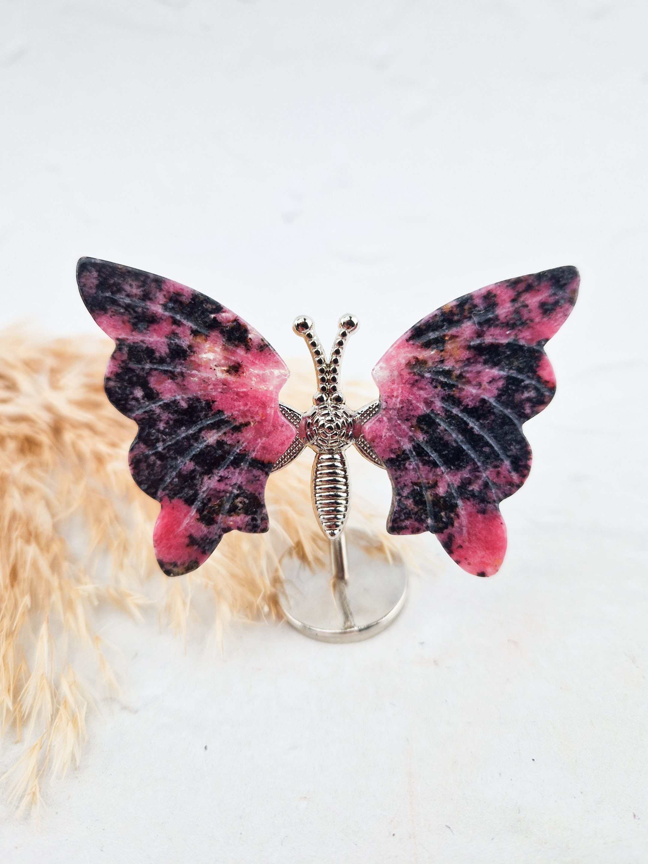 Vlindertje op standaard (rhodoniet)