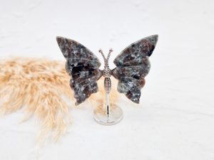 Vlindertje op standaard (larvikiet)