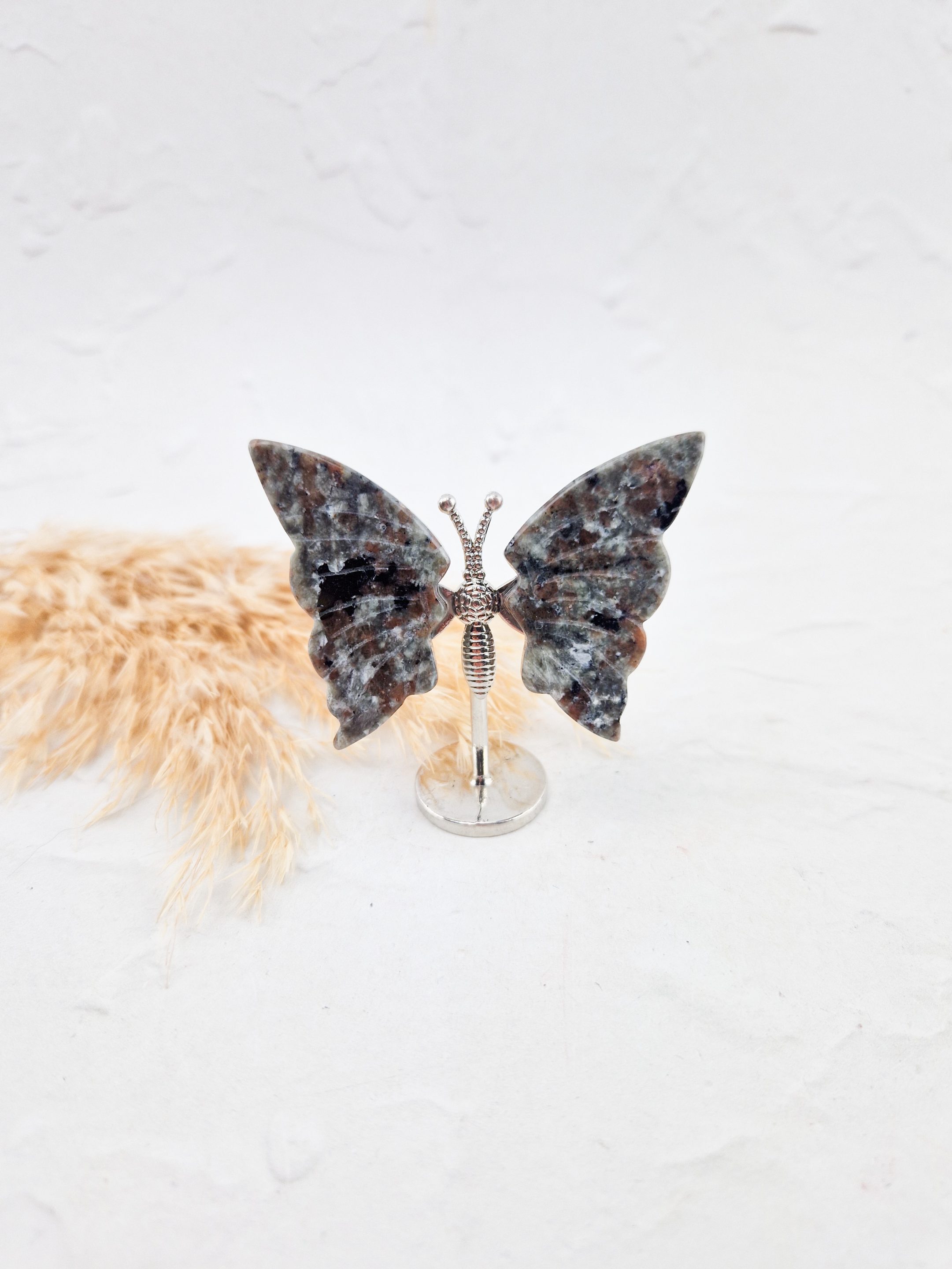 Vlindertje op standaard (larvikiet)