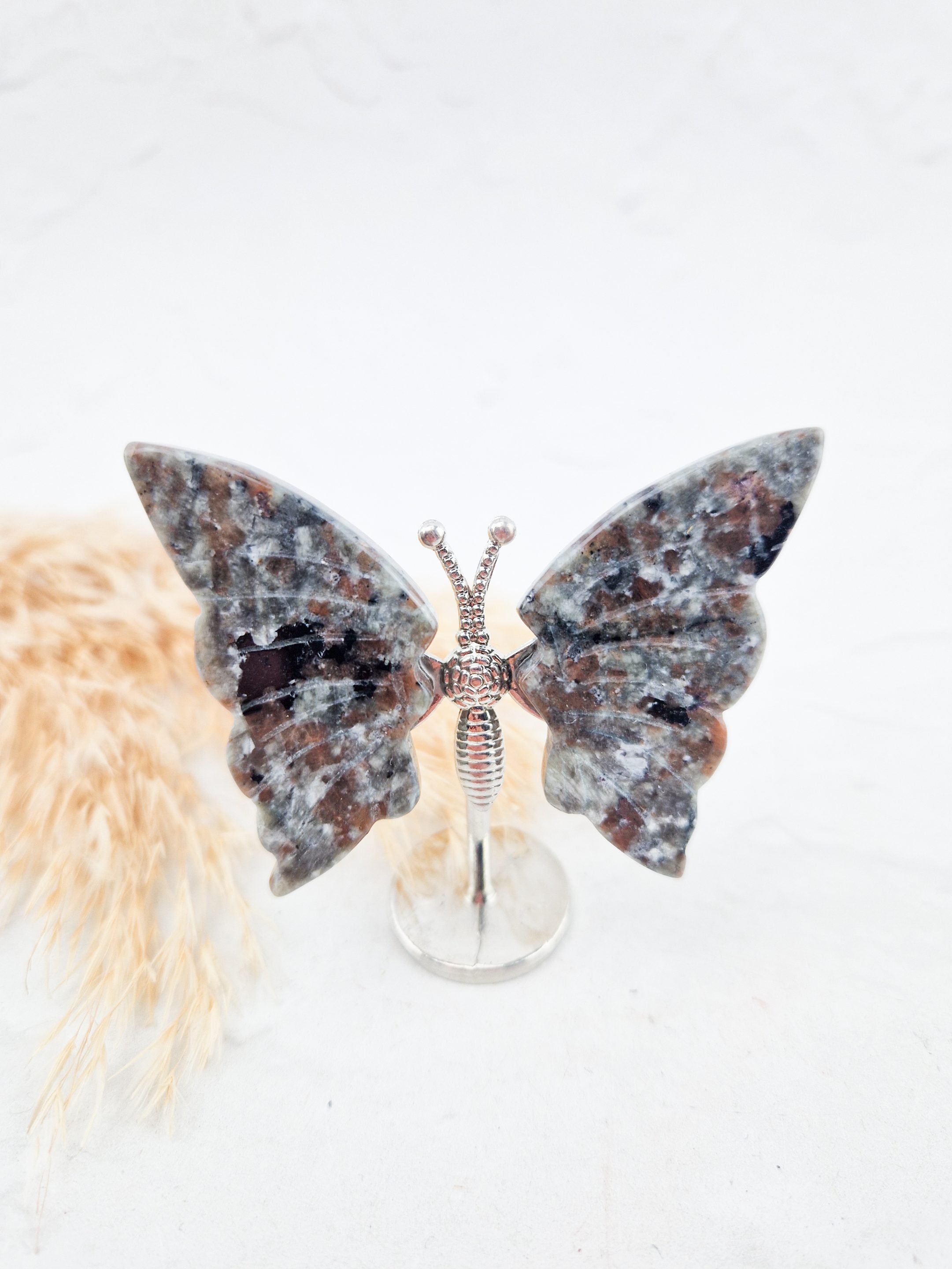 Vlindertje op standaard (larvikiet)