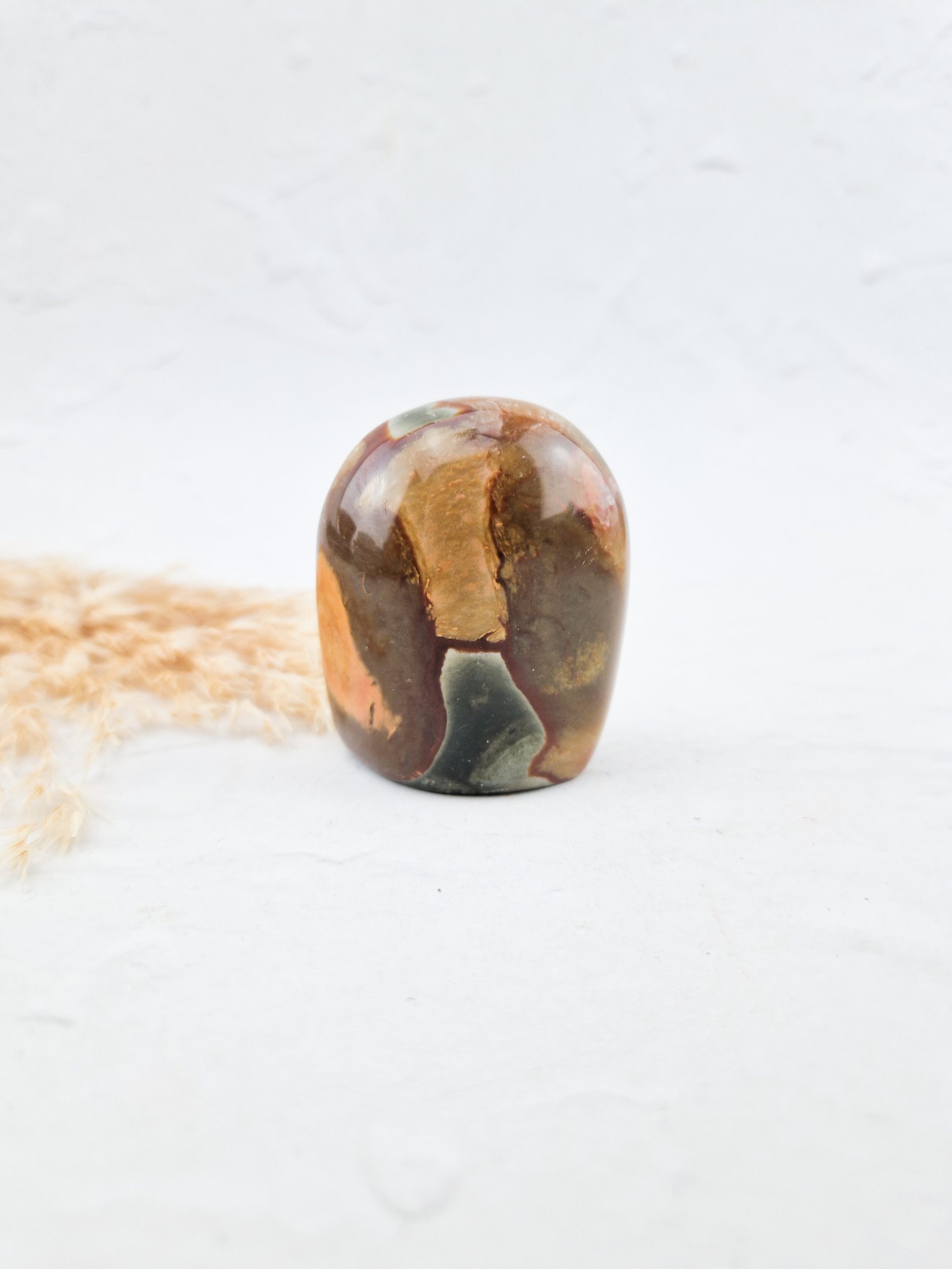 Polychroom jaspis sculptuur