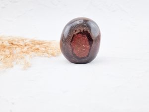 Polychroom jaspis sculptuur