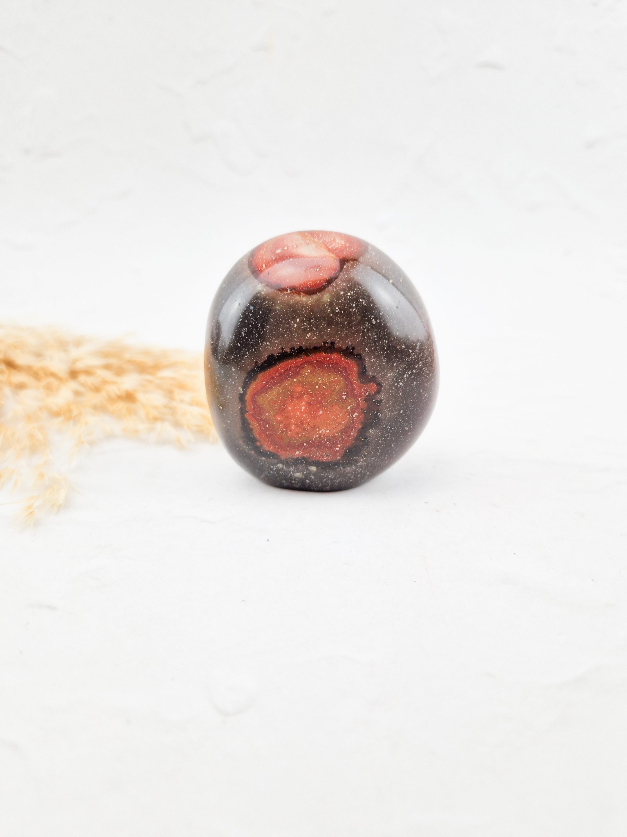 Polychroom jaspis sculptuur