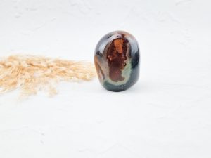 Polychroom jaspis sculptuur