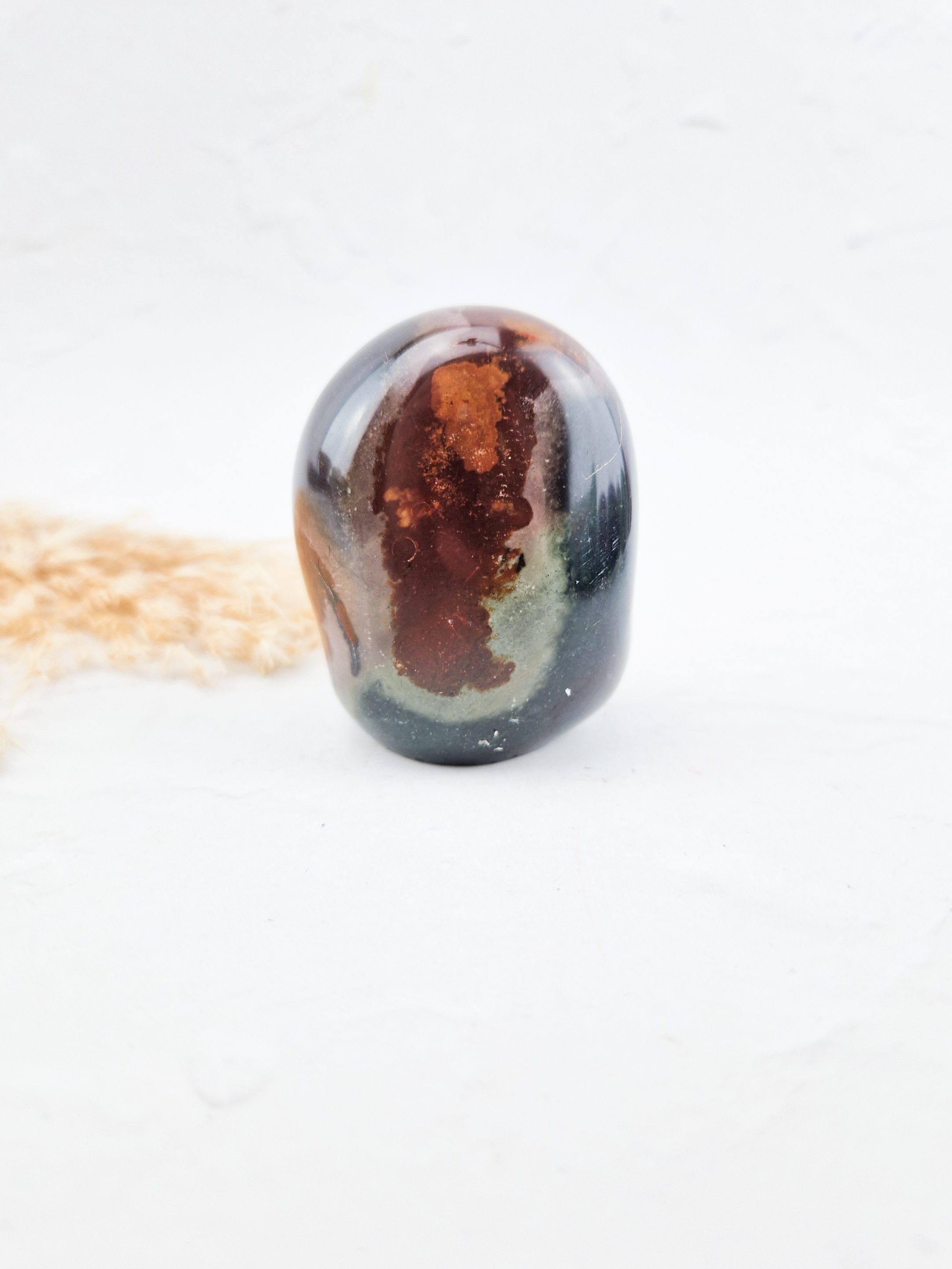 Polychroom jaspis sculptuur