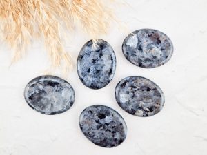 Larvikiet worry-stone / duimsteen