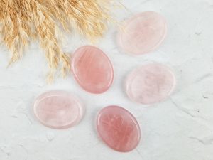 Rozenkwarts worry-stone / duimsteen