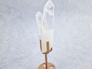 Bergkristal cluster op standaard