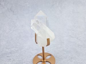 Bergkristal cluster op standaard