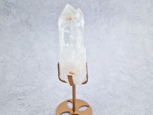 Bergkristal cluster op standaard