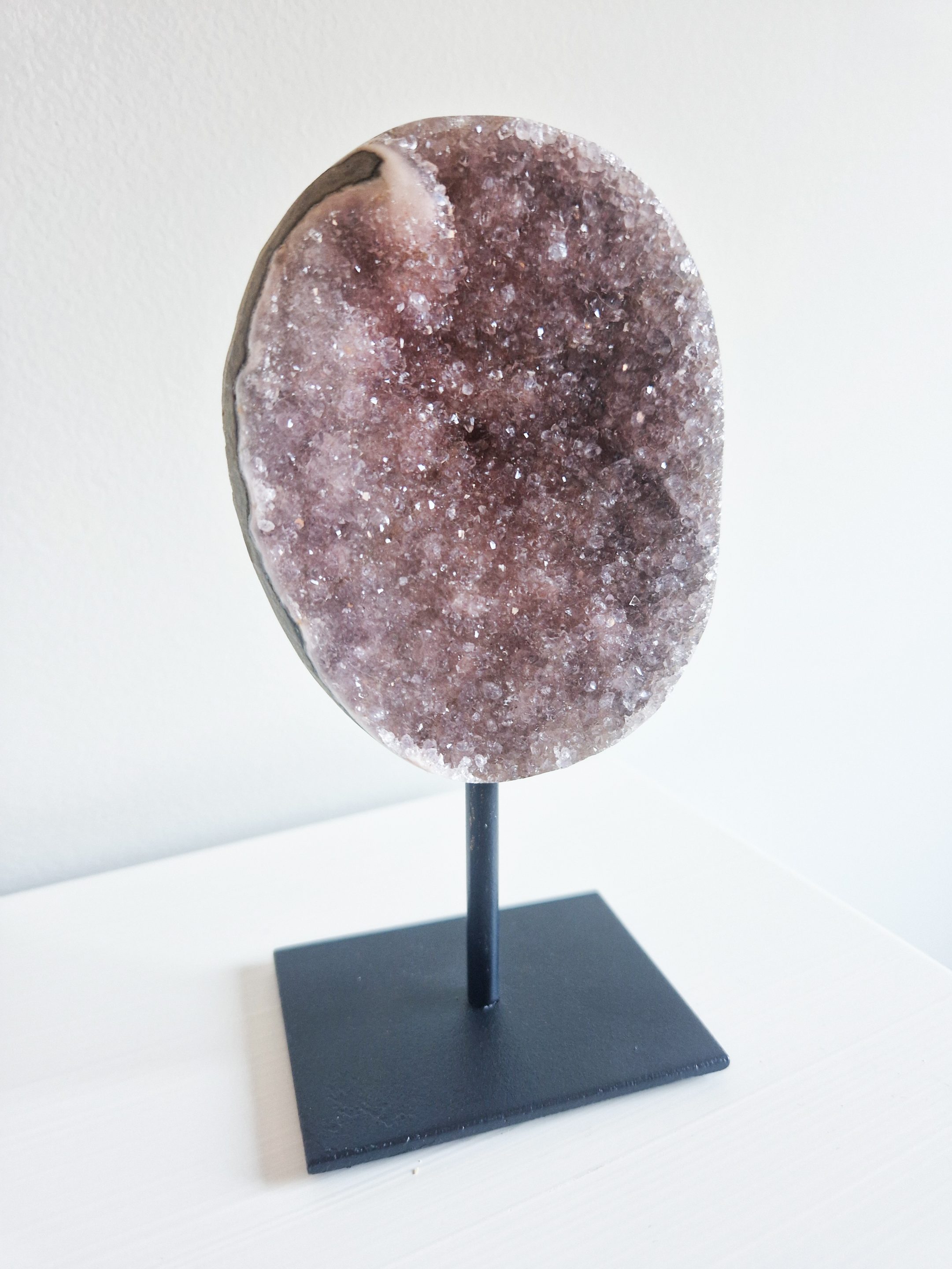 Amethist cluster op standaard