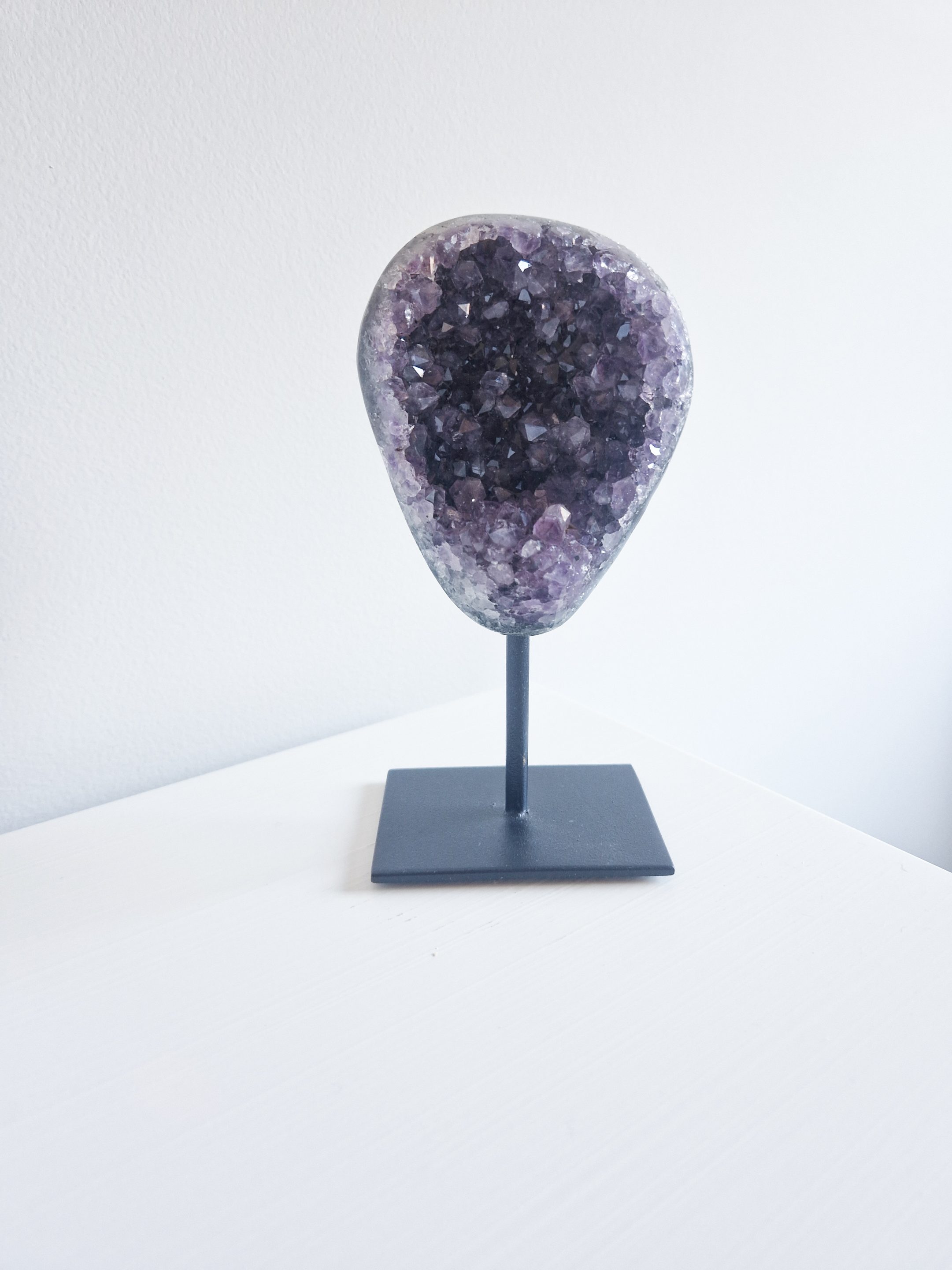 Amethist cluster op standaard