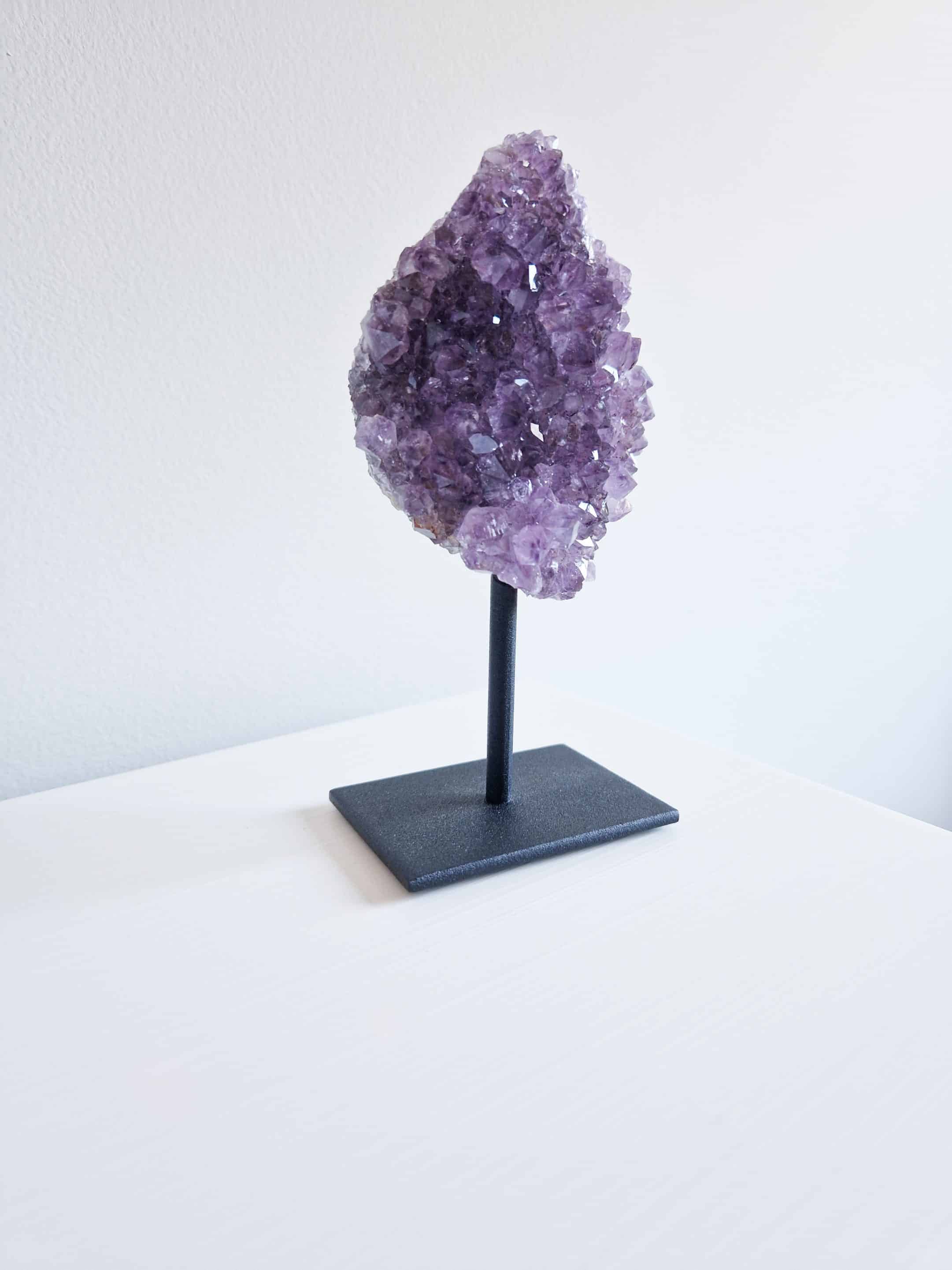 Amethist cluster op standaard