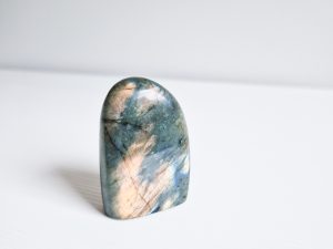 Kleine labradoriet sculptuur