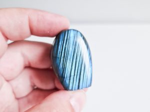 Kleine labradoriet sculptuur