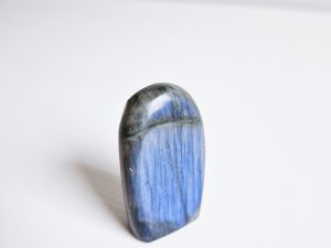Kleine labradoriet sculptuur